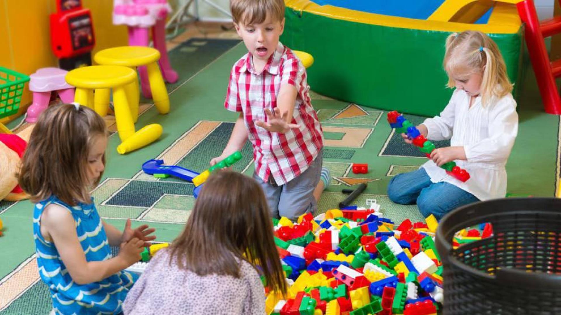 Varios niños jugando.