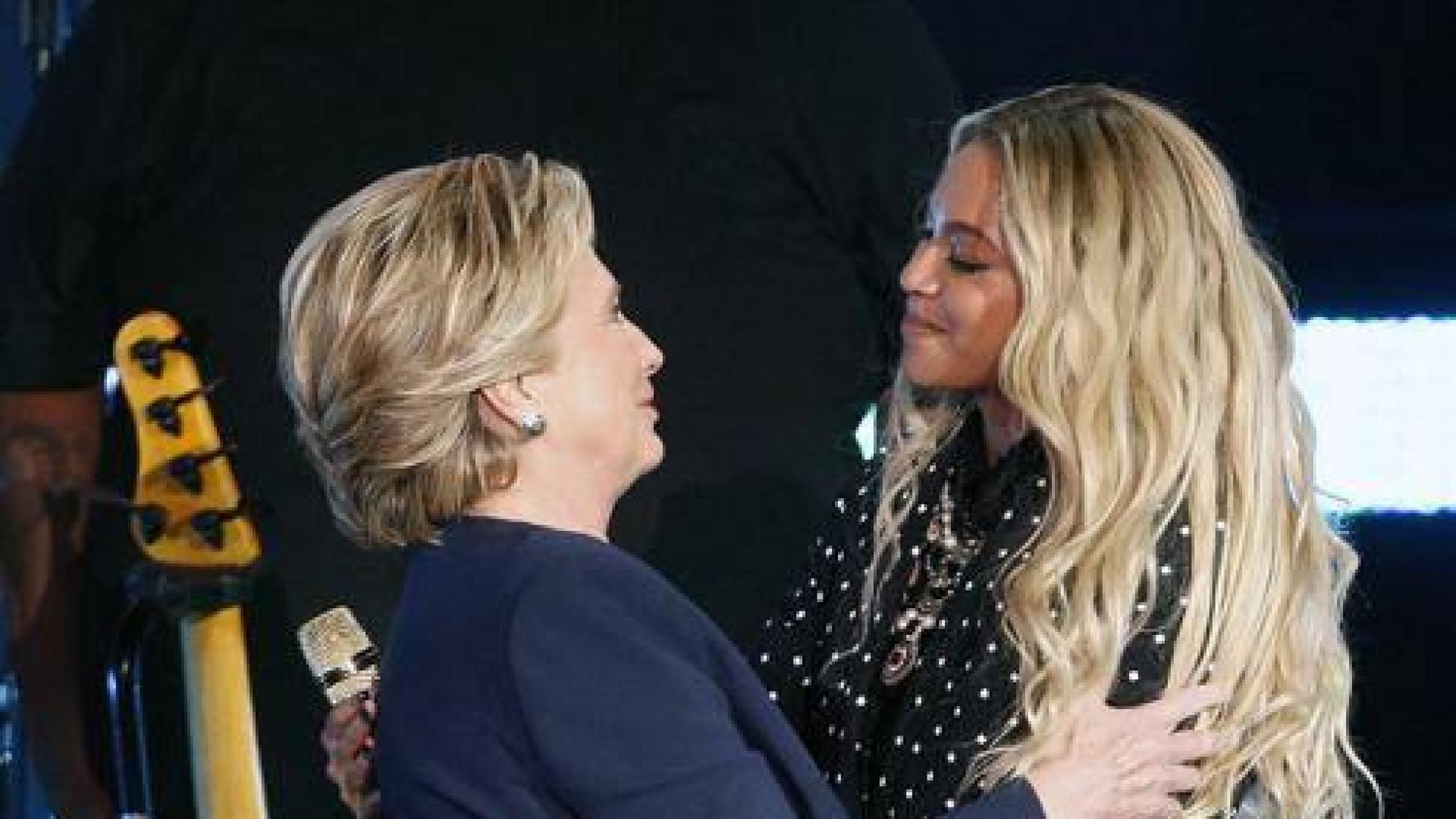Hillary Clinton abraza a Beyoncé.