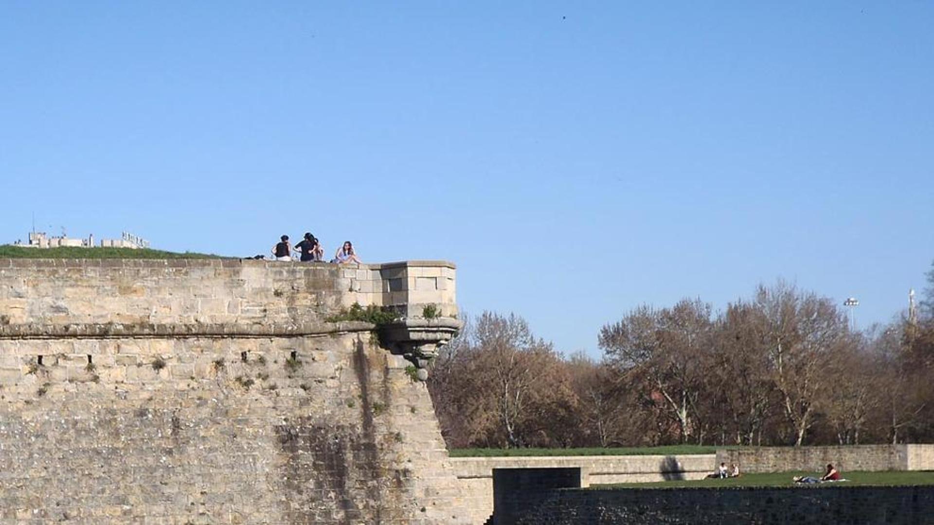 Los pamploneses disfrutaron de un sábado soleado en la capital navarra.