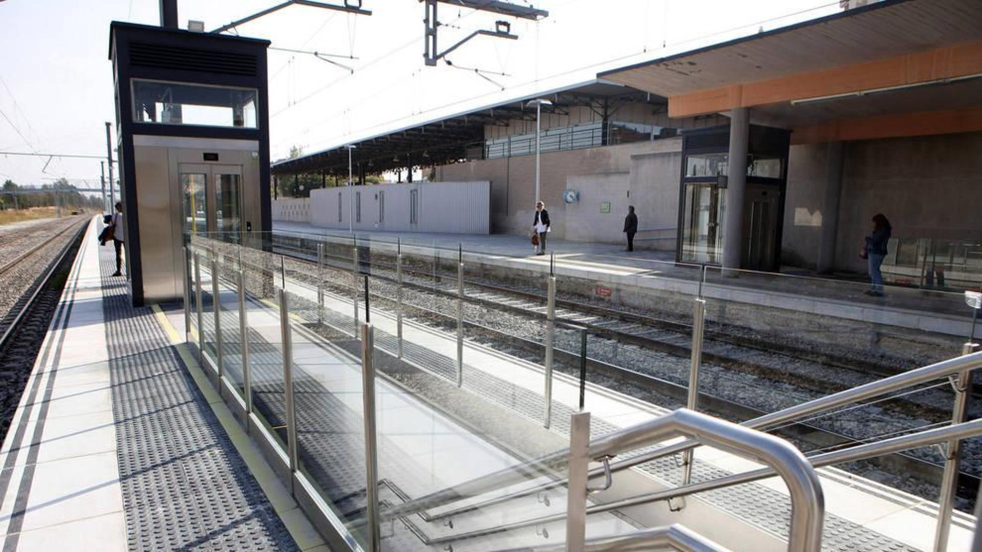 Obras de reforma de estación de tren Renfe de Tudela. Instalación de ascensores, recrecimiento de andenes y nuevos accesos a las vías