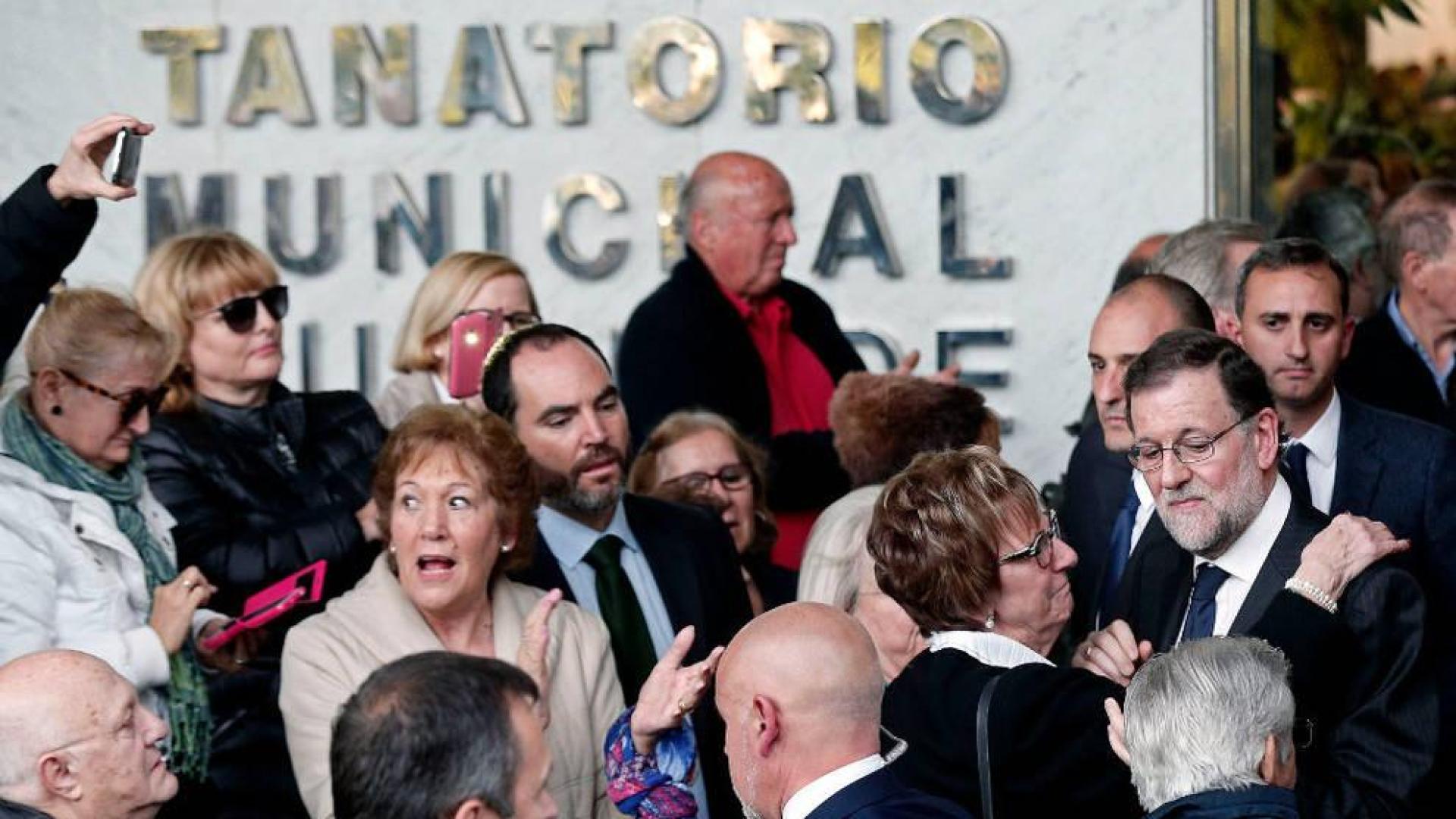 El presidente del Gobierno, Mariano Rajoy, recibe el abrazo de una mujer a su salida del Tanatorio Municipal de Valencia.