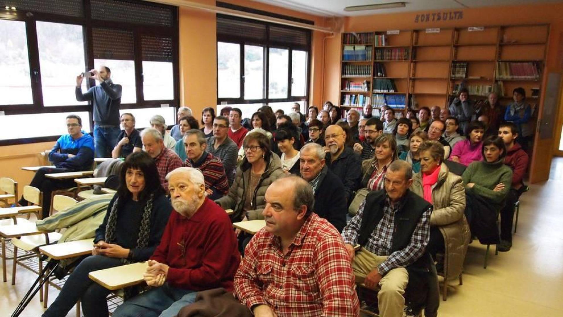 Un centenar de vecinos asistieron a la presentación del libro en el colegio.