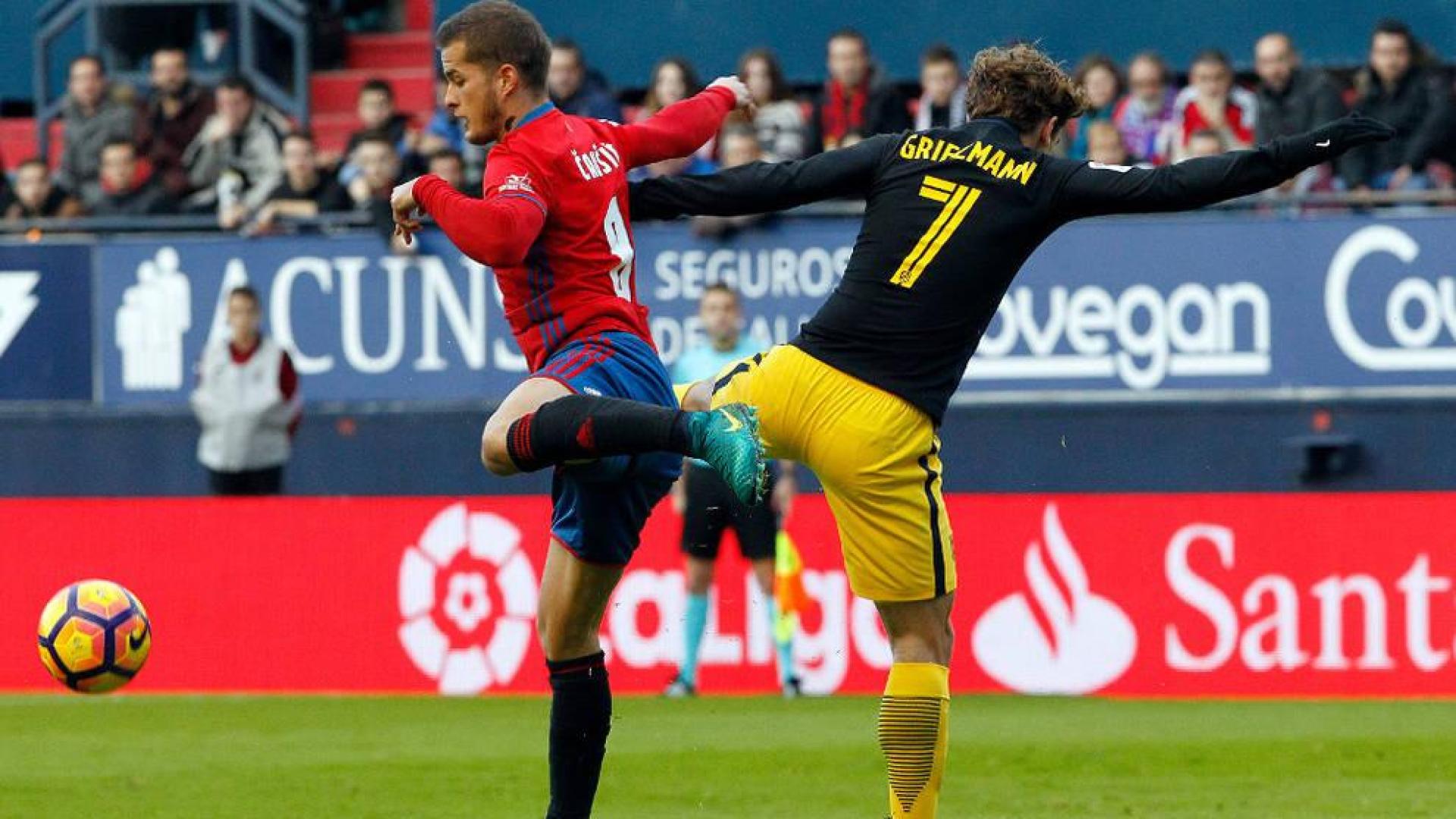Goran Causic disputa un balón con Antoine Griezmann durante el encuentro.