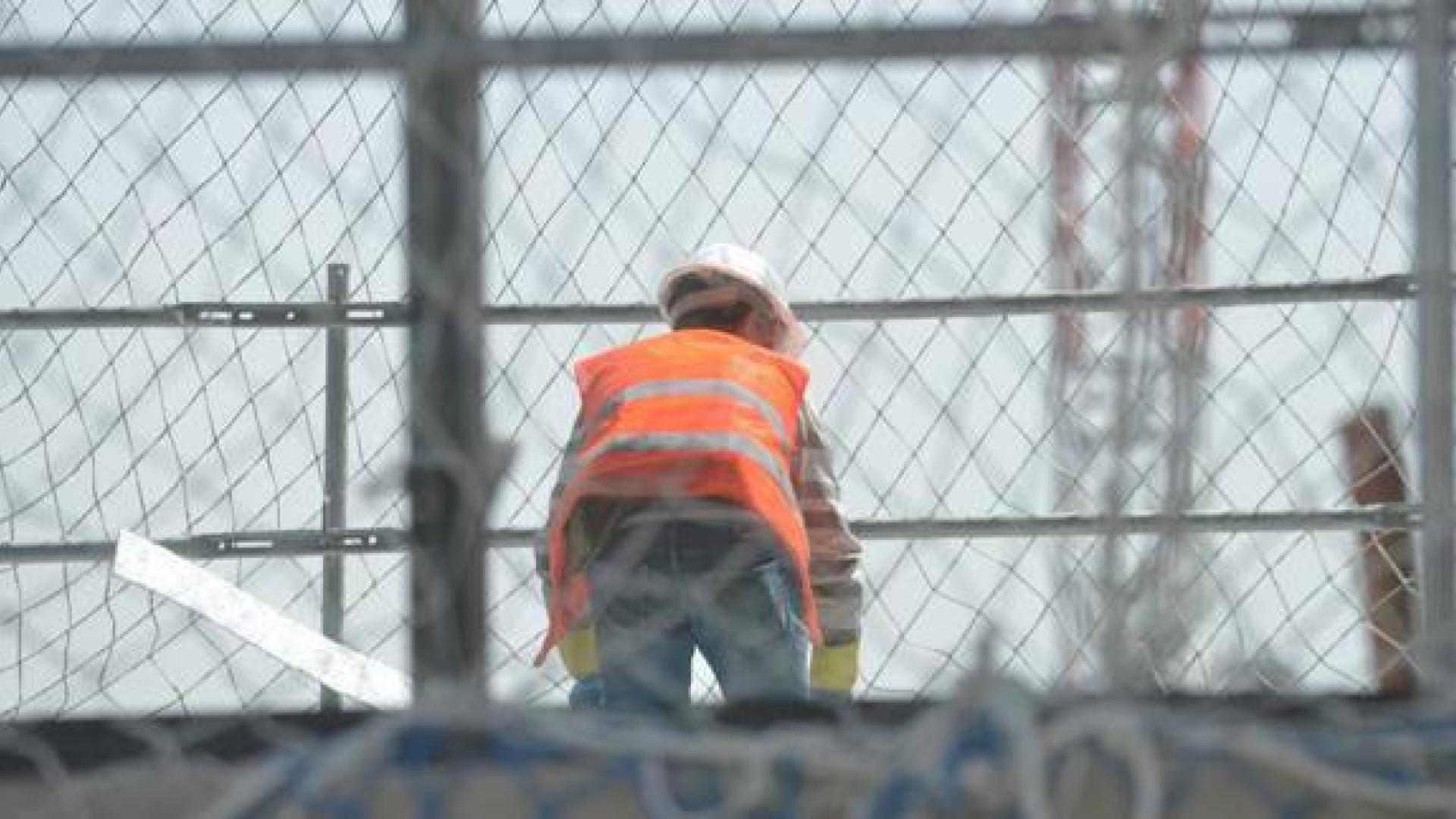 Un peón de obra, en una construcción.