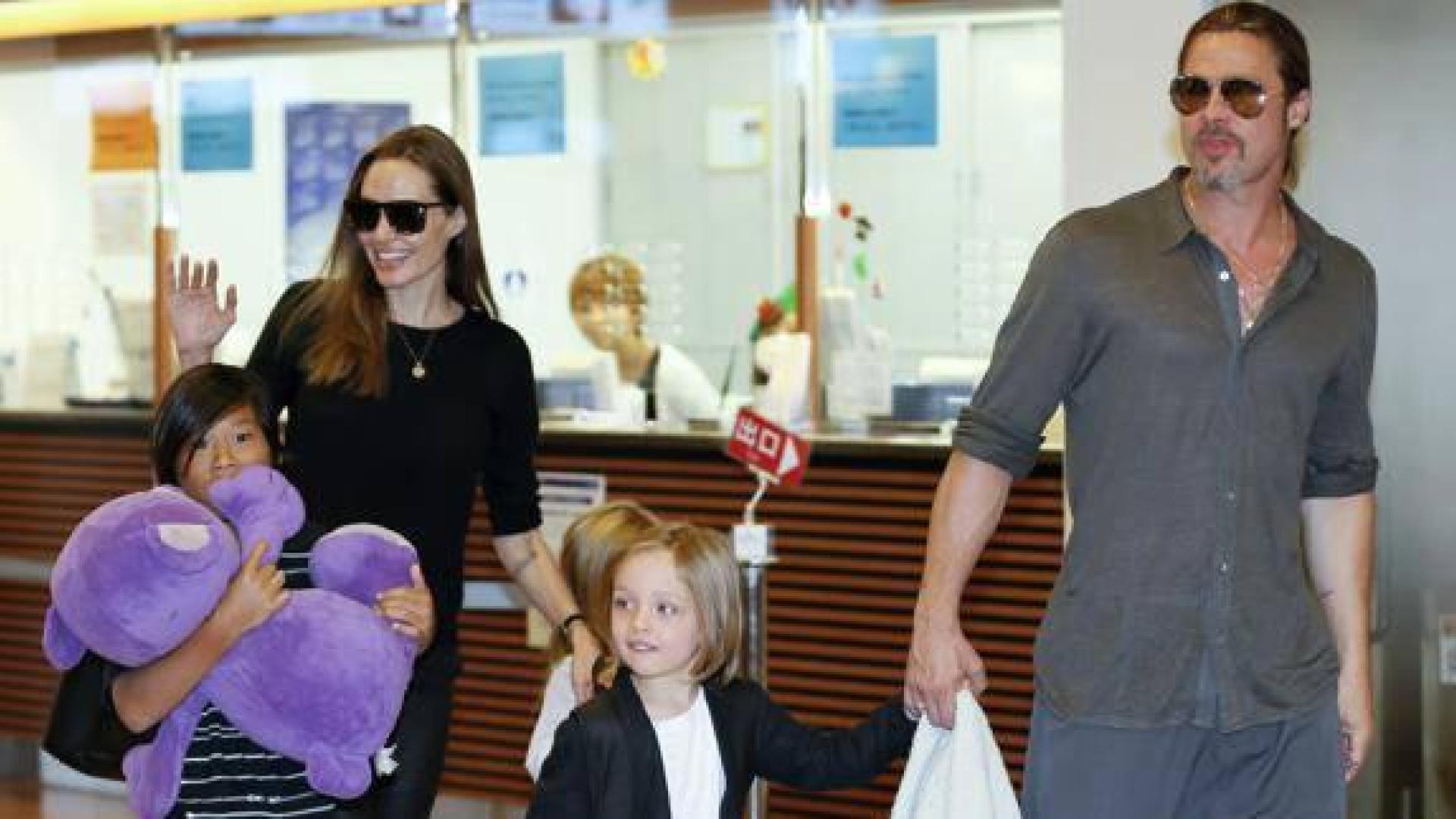 Brad Pitt y Angelina Jolie con tres de sus seis hijos.