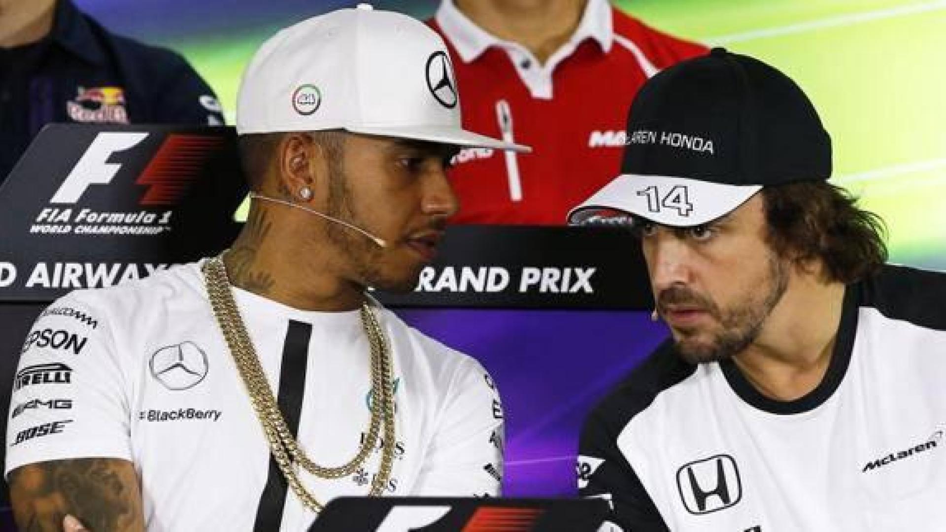 Fernando Alonso (d), junto al británico Lewis Hamilton durante una comparecencia en Dubai.