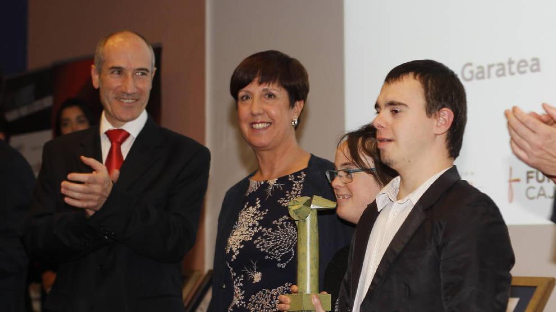 Entrega del premio a la Excelencia Ciudadana a Arantxa Garatea Elzaburu.