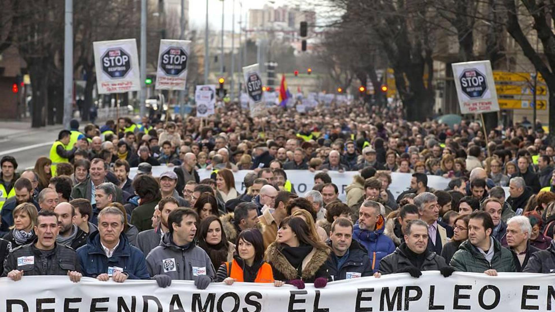 Miles de personas recorrieron el centro de Pamplona como muestra de apoyo a los empleados de TRW ante el ERE anunciado por la compañía en una marcha que fue en defensa del empleo en Navarra.
