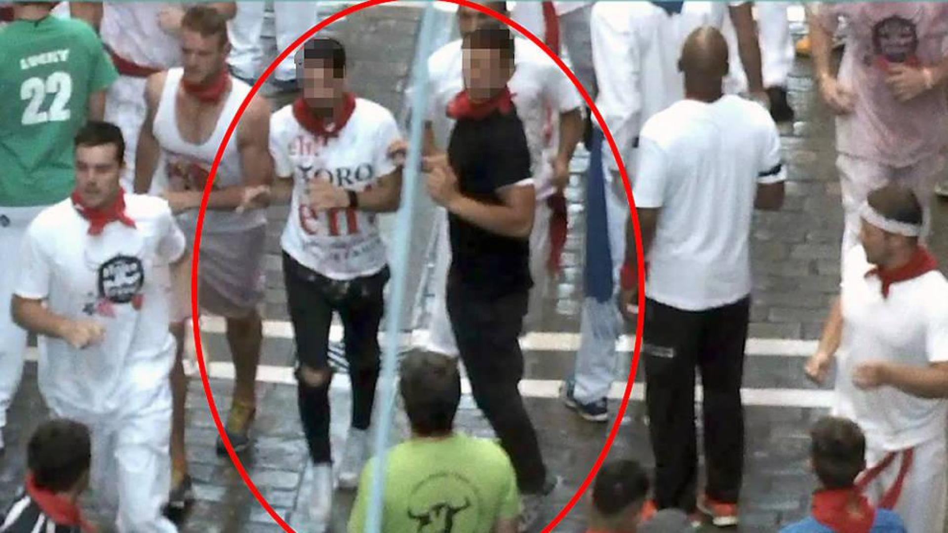 Dentro del círculo, dos de los procesados se disponen a correr el encierro poco antes de ser detenidos.