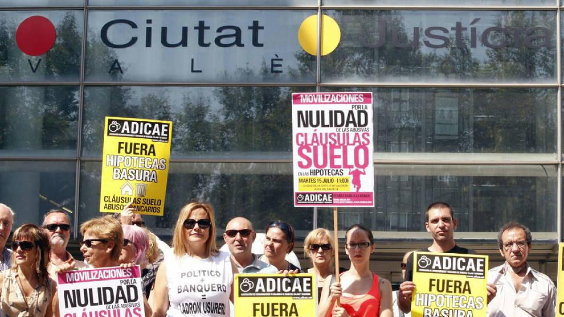 Protesta de miembros de ADICAE, plataforma de afectados por la cláusula suelo.