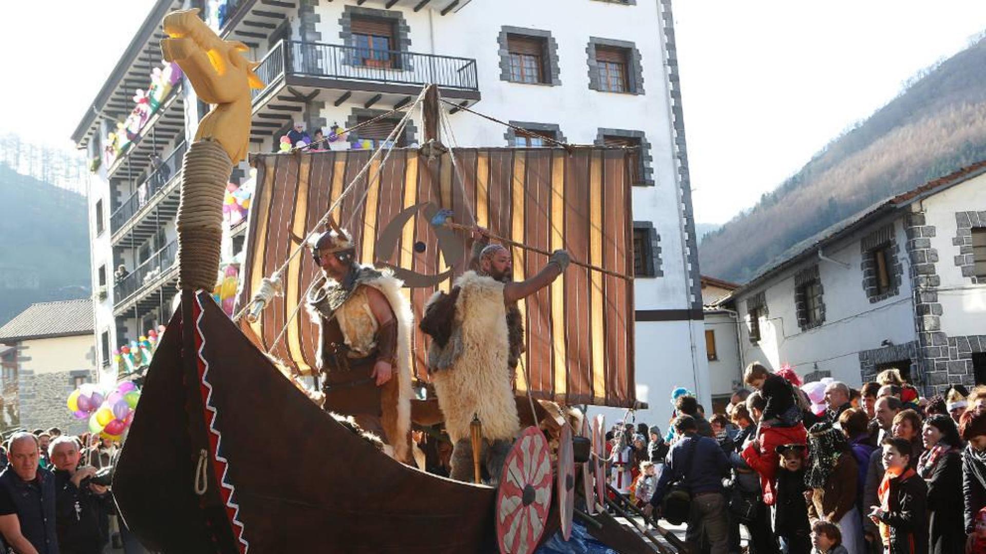 Una nave vikinga surcó el año pasado el centro de Leitza.