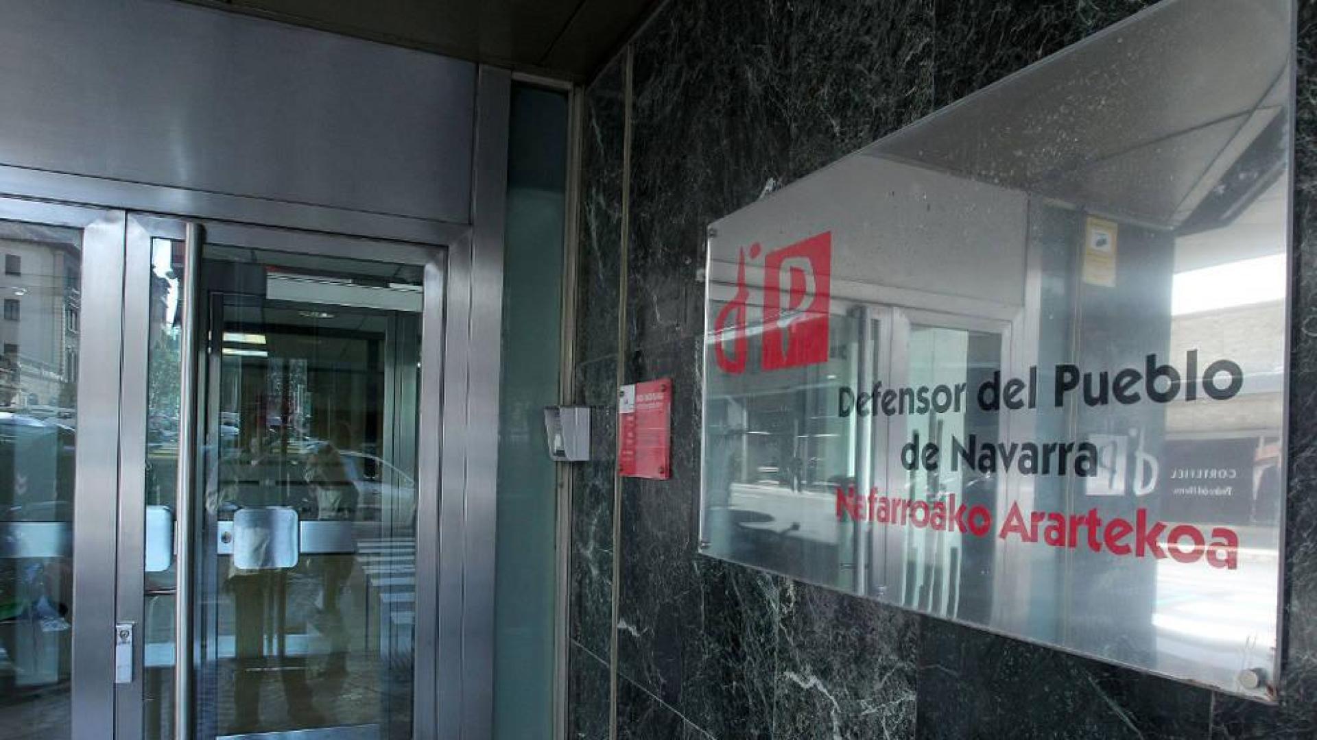 Cartel de entrada a la sede del Defensor del Pueblo de Navarra.