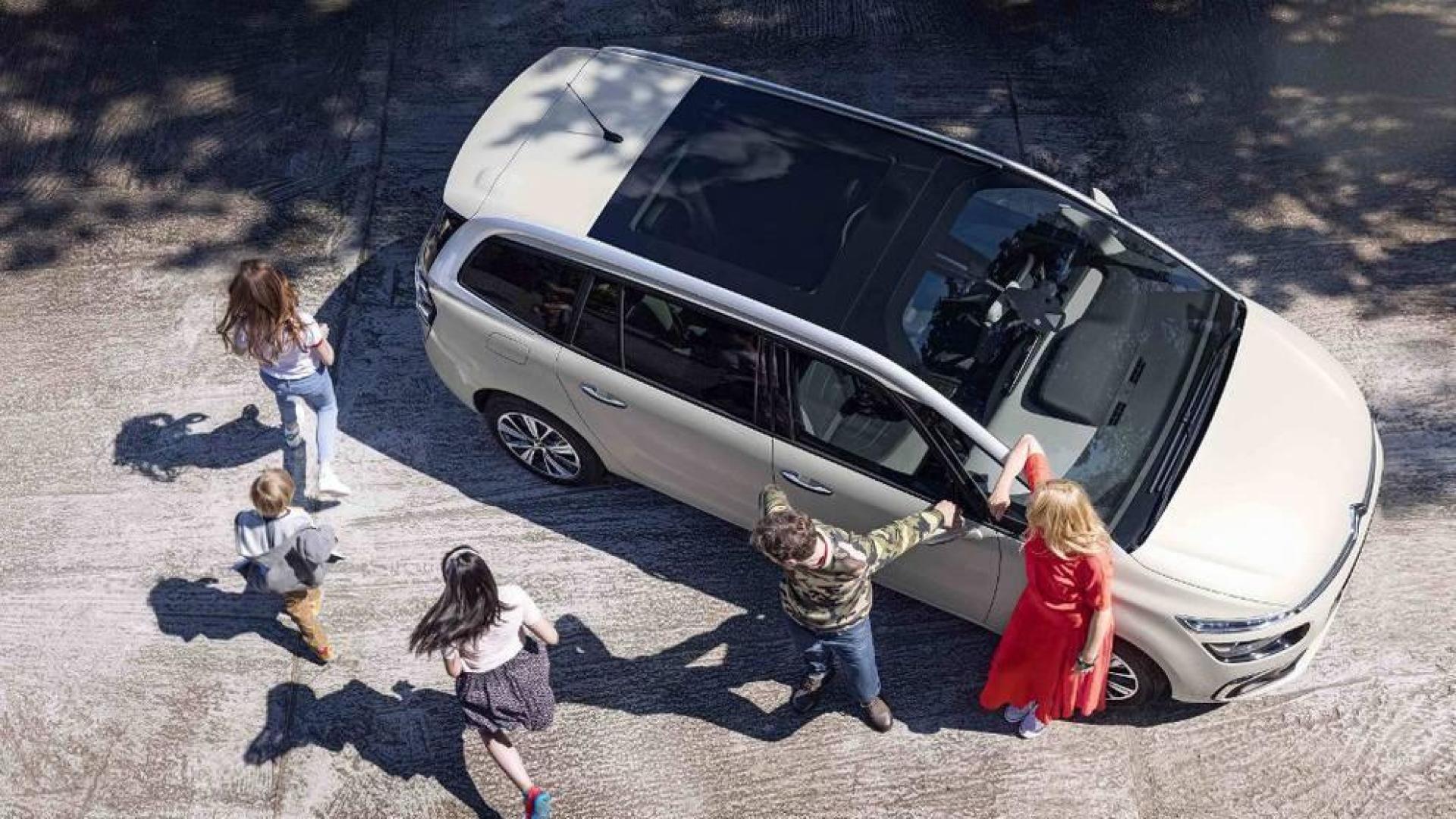 TECHO ACRISTALADO PANORÁMICO.  La luminosidad dentro del vehículo es una de sus virtudes. Tres niños con sus sillas encajan perfectamente en las plazas traseras.
