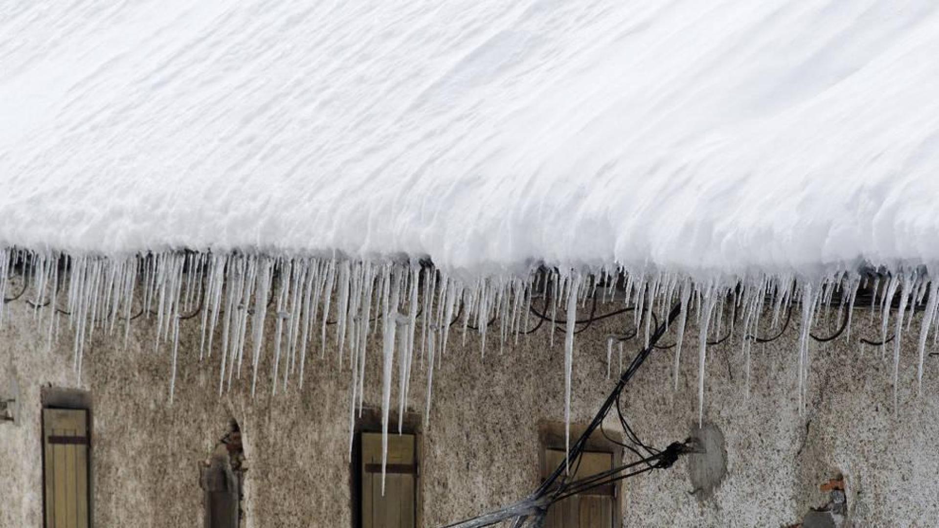 Carámbanos de hielo en una vivienda en Roncesvalles.