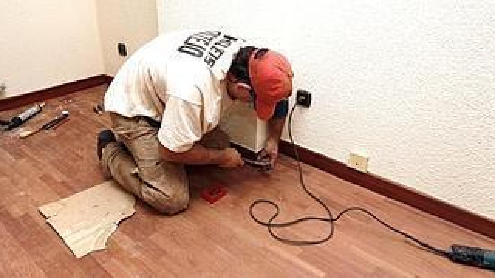 Un electricista comprueba la instalación eléctrica de una vivienda. /A. Gómez