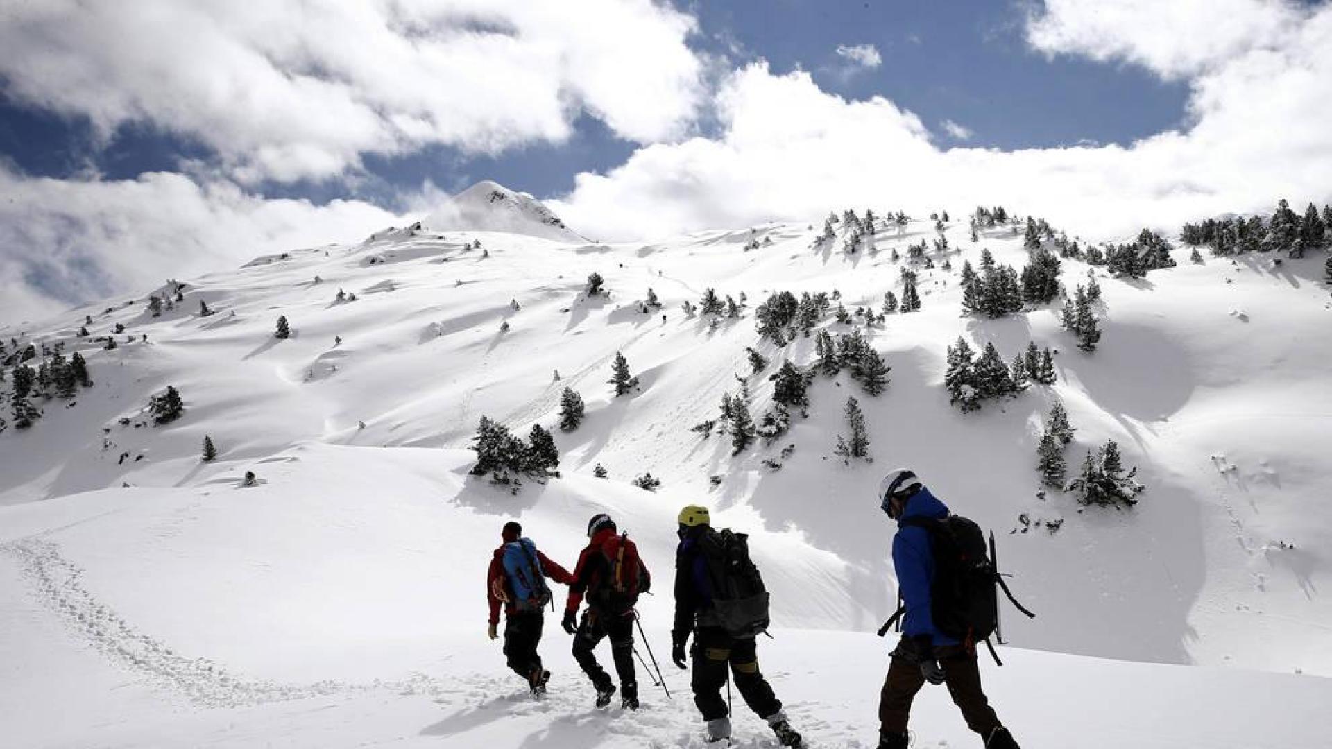 Un grupo de montañeros se adentran en el Pirineo hacia el pico Arlás (2043 m), en el primer día de la primavera en Navarra.