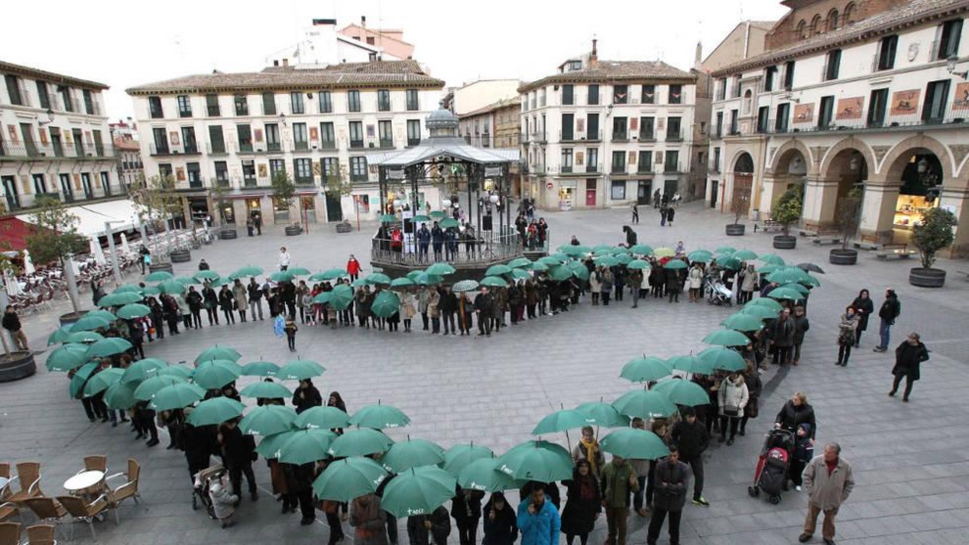 Concentración por el Día Mundial contra el Cáncer celebrada en Tudela en 2014.