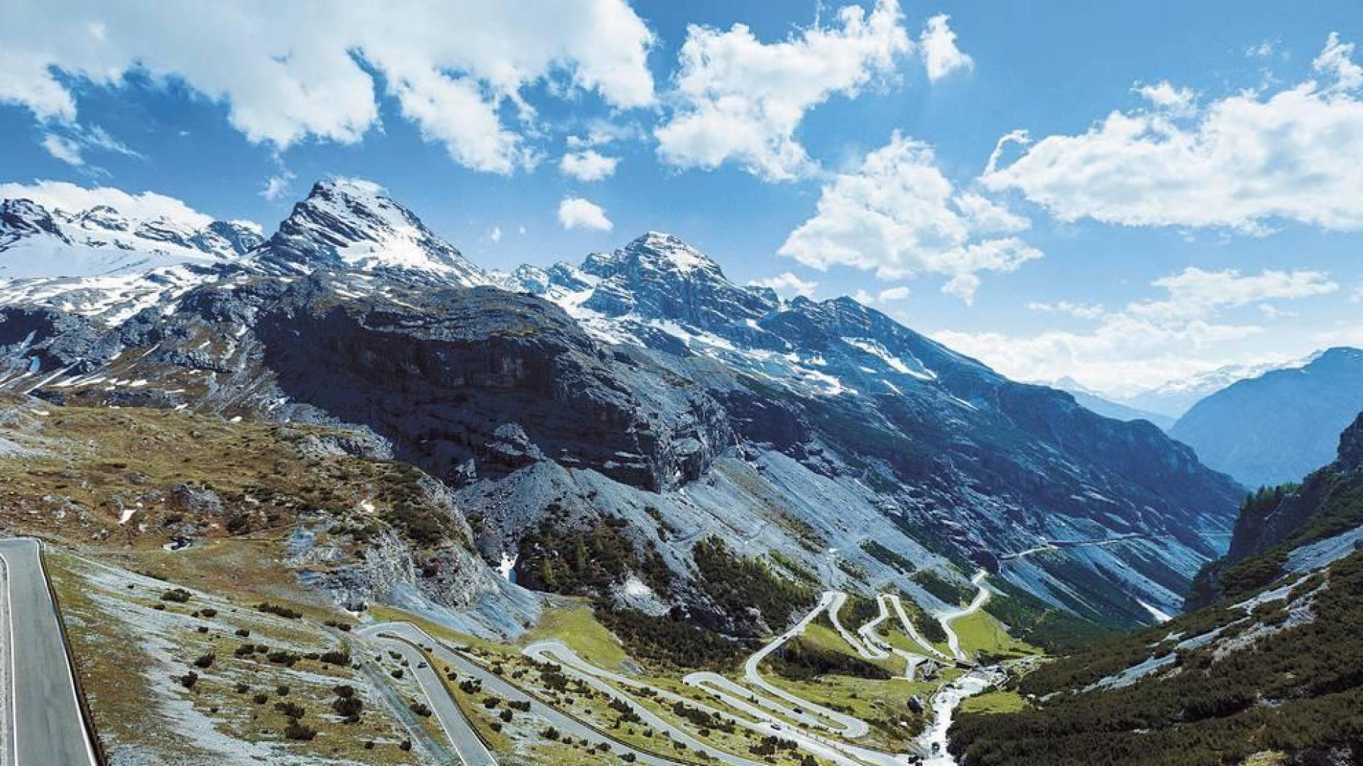 Son los diez trazados más espectaculares del mundo, diez carreteras para los amantes del motor y también del turismo. Curvas cerradas, cadenas montañosas, afilados desfiladeros, puentes entre pequeñas islas. Todas son un regalo de sensaciones y belleza