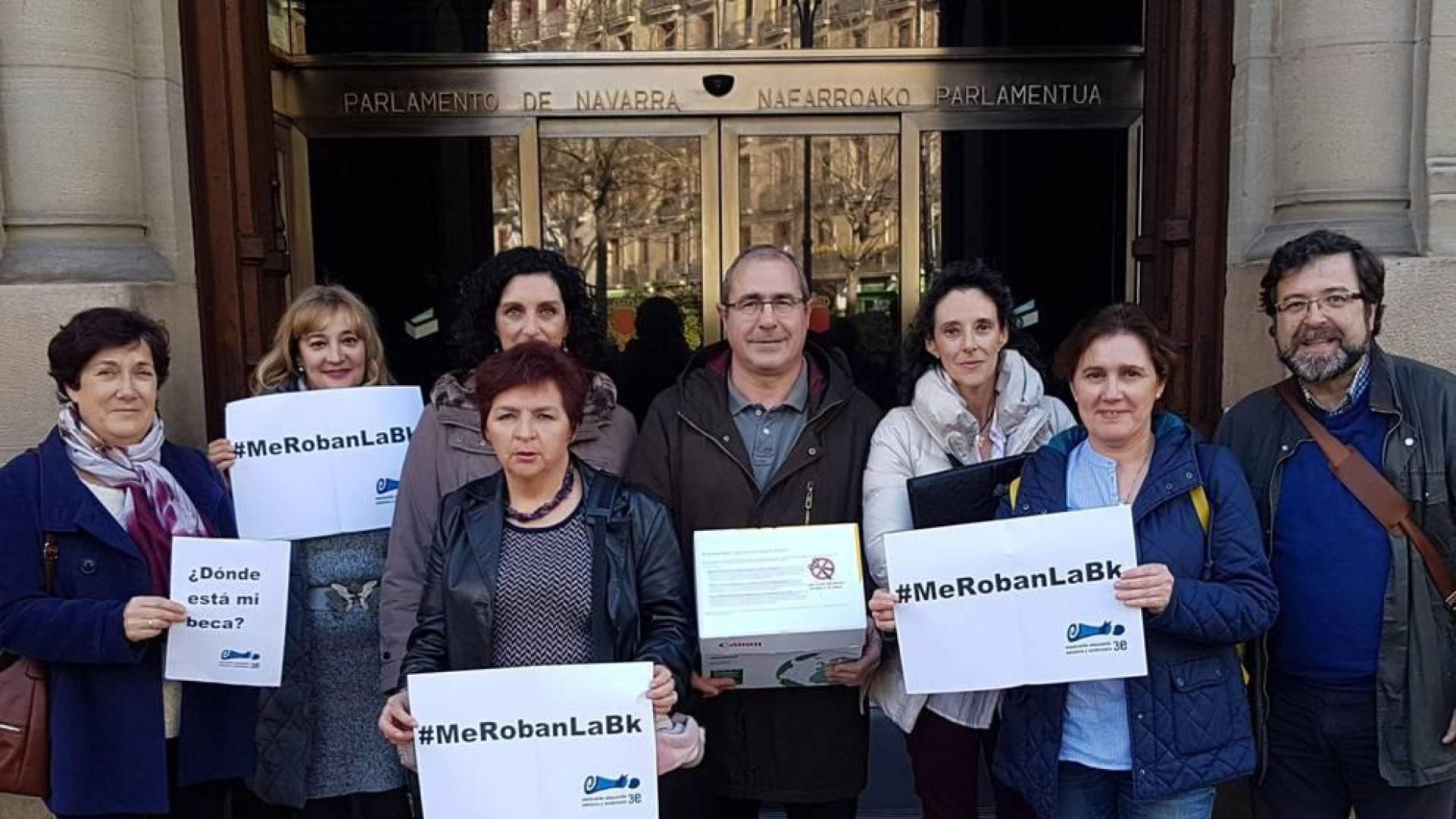 Una representación de los afectados posa en la puerta del Parlamento después de reunirse con su presidenta.