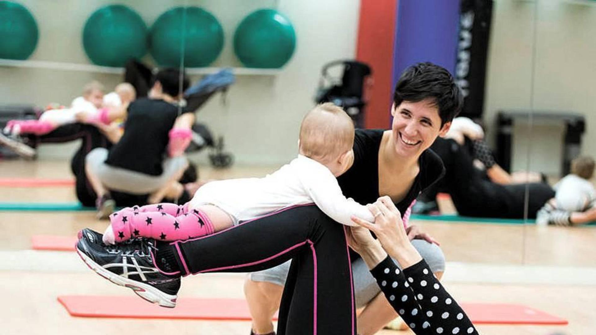 Ejercicio con el bebé 'a cuestas'