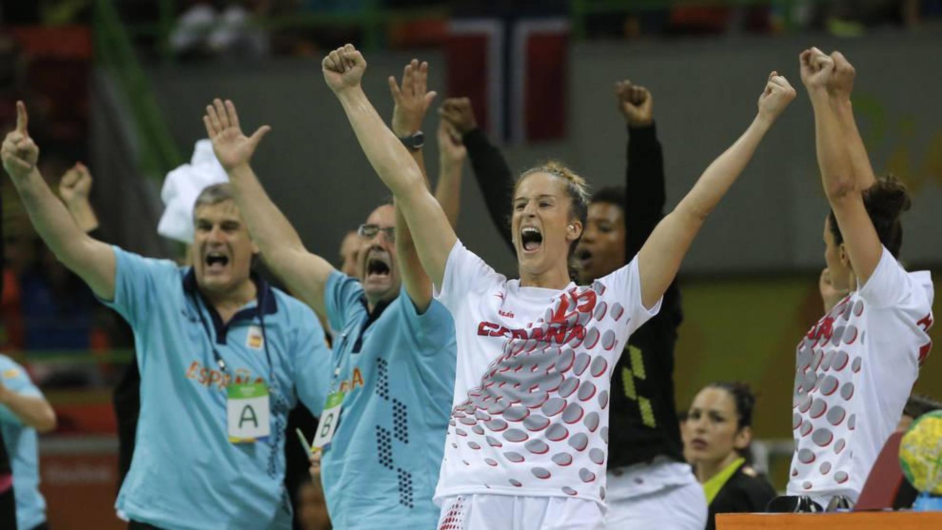 Nerea Pena y Naiara Egozkue (al fondo), celebra un gol de España.