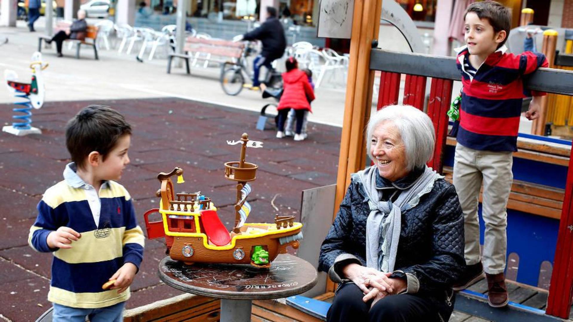 Abuelos que cuidan a sus nietos en las vacaciones de carnaval