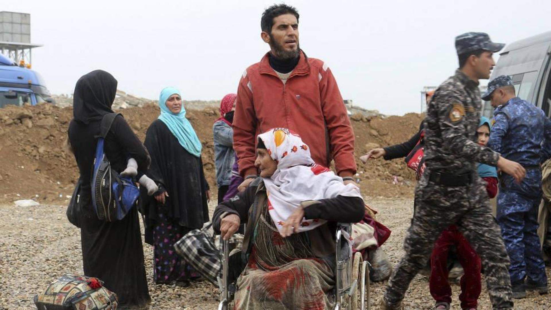Una familia iraquí desplazada a un campo de refugiados debido al conflicto entre el Ejército de Irak y el Estado Islámico.