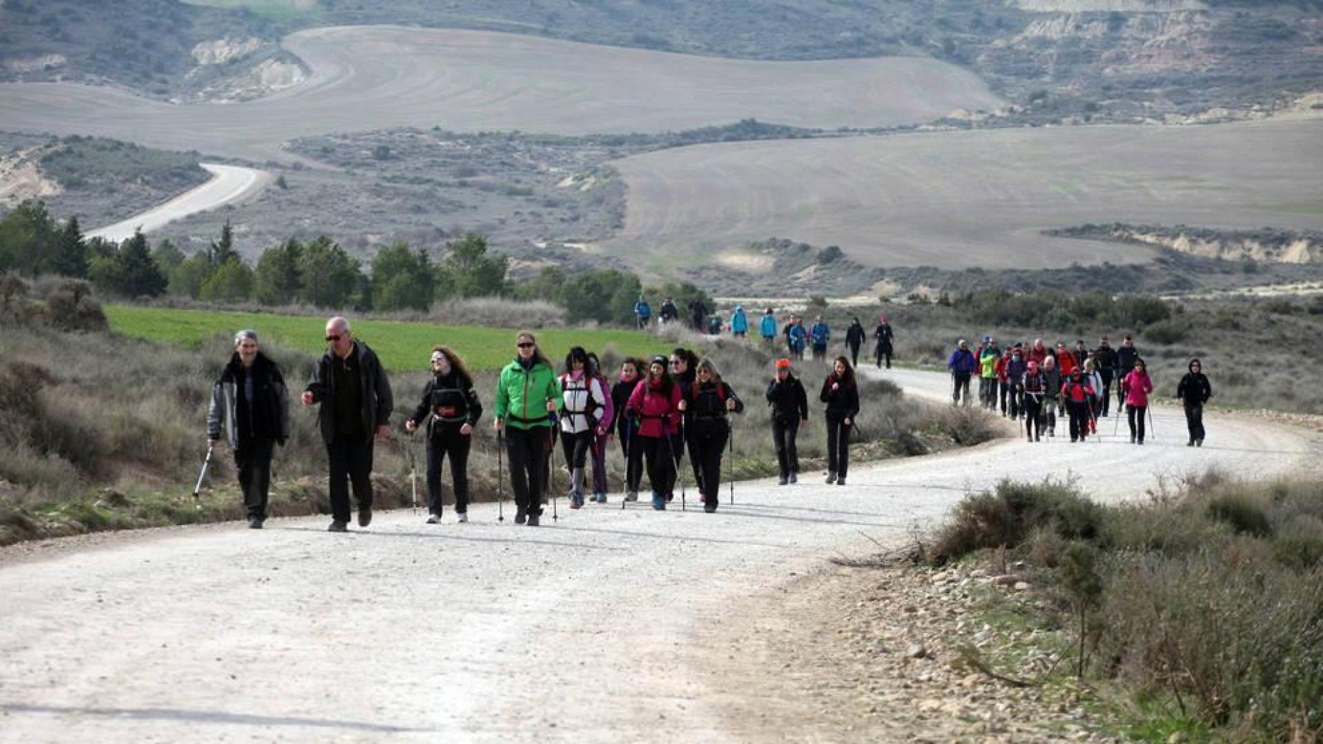 Javierada. Los peregrinos de la Ribera almuerzan en el yugo y atraviesan las Bardenas, camino de Javier