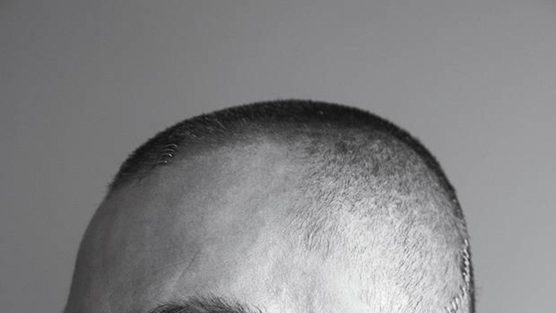 David Delfín posa para Pablo Saéz (su pareja) en el número de julio de Vogue.