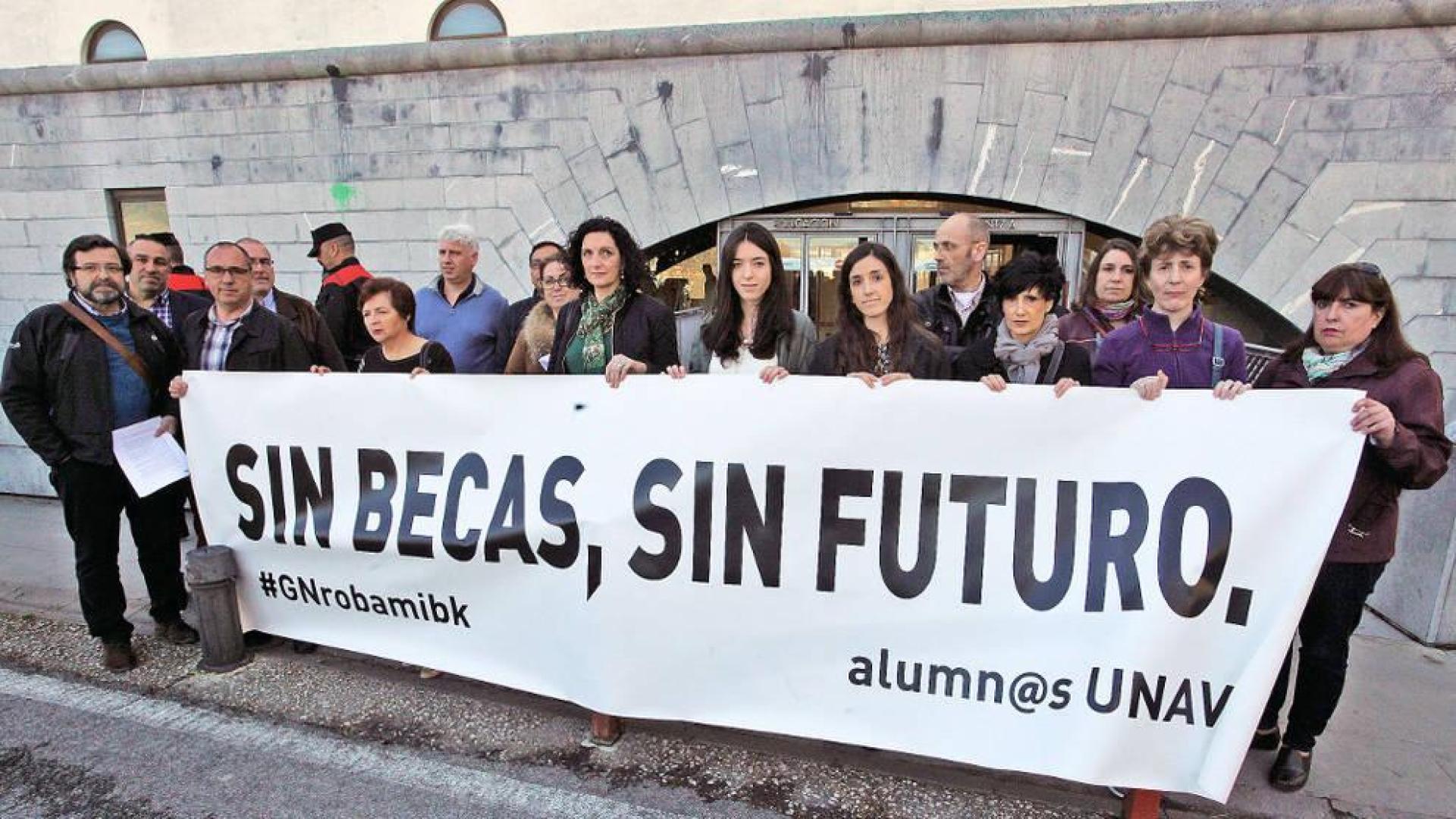 Los afectados por recortes de becas presentan otra demanda judicial