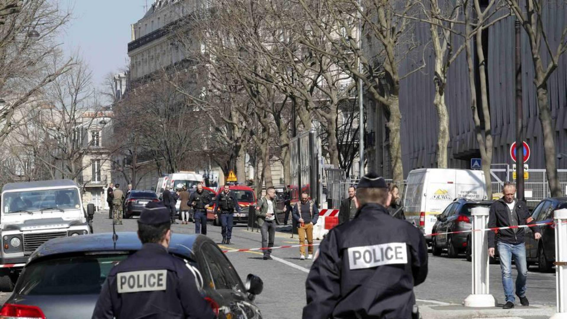 Un atentado con un paquete bomba causa un herido en la sede del FMI en París
