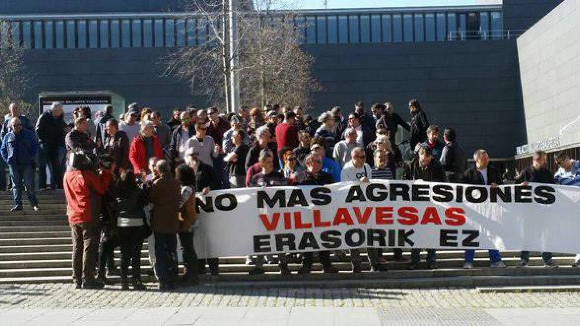 Conductores de villavesas protestan en Pamplona contra las agresiones