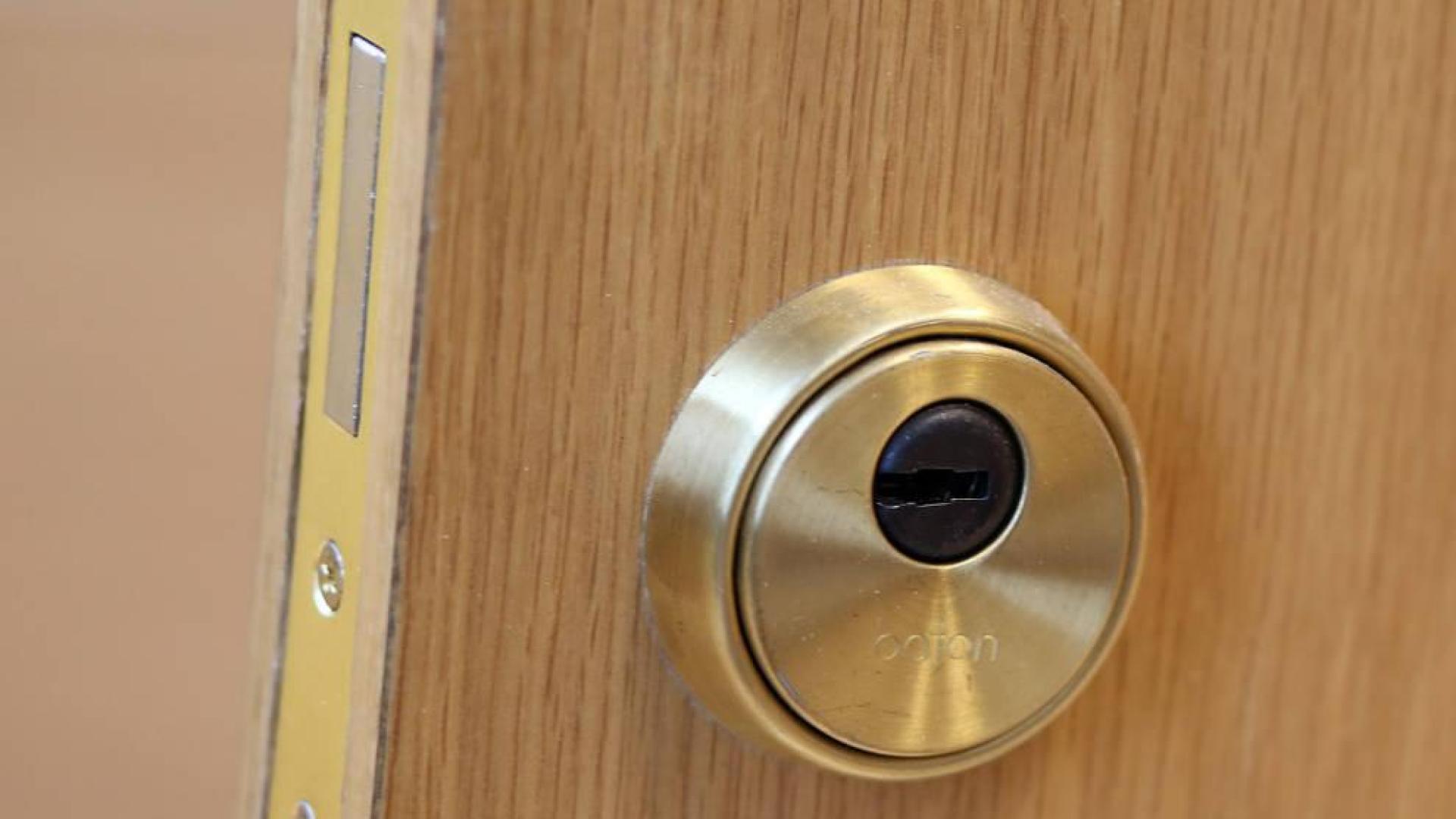 3.000 euros por abrir la puerta