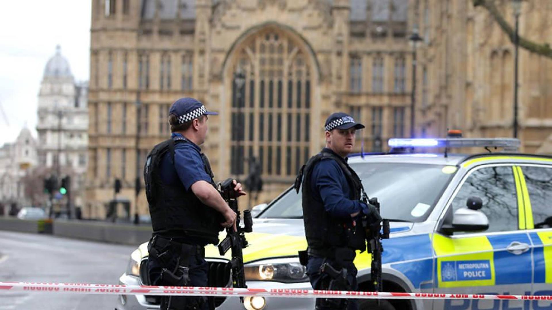 Al menos una decena de personas han resultado heridas en el puente de Westminster, junto al Parlamento británico, después de que se hayan escuchado lo que podrían haber sido disparos en la zona.