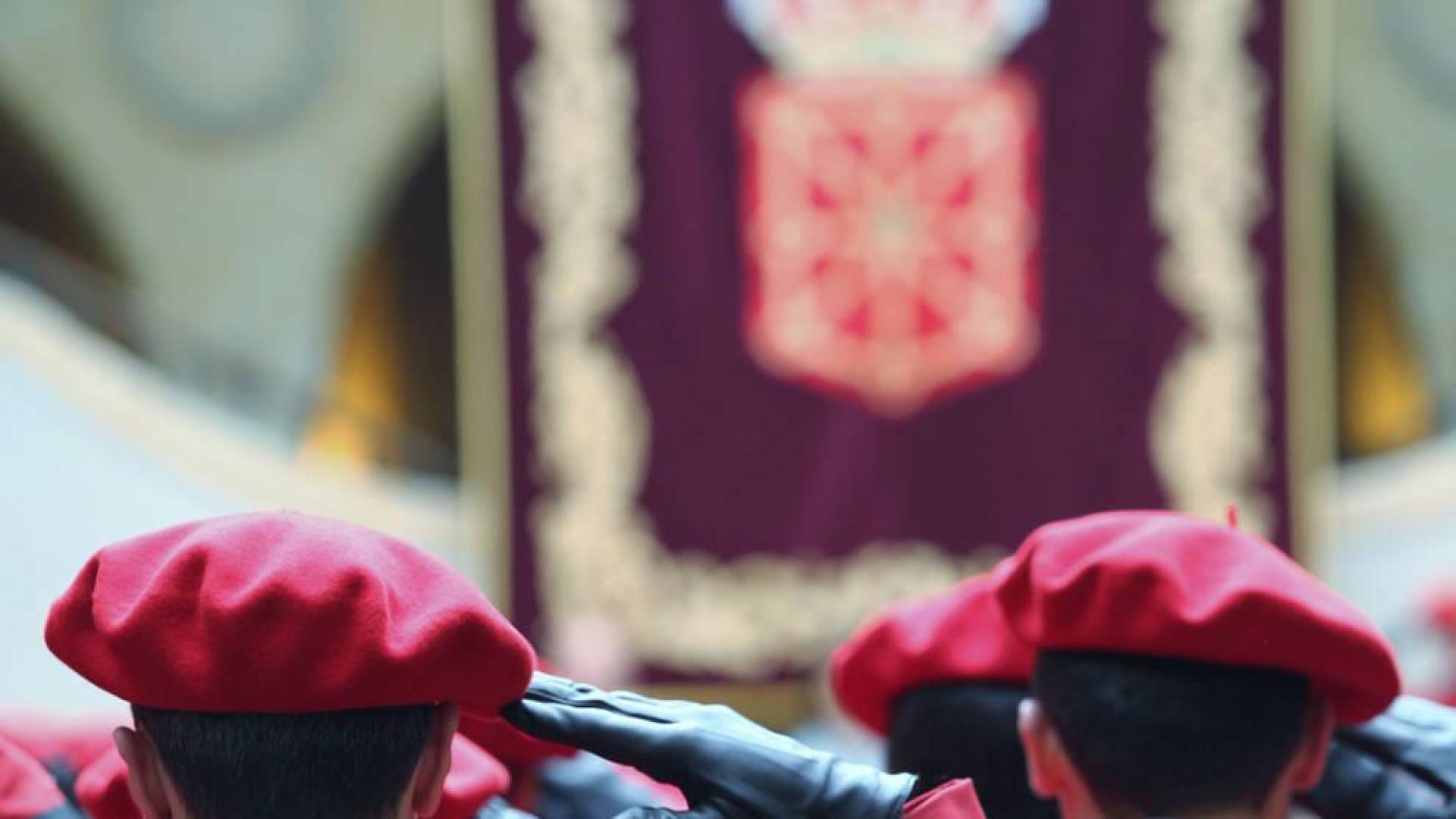 Agentes del Cuerpo autonómico realizan el saludo oficial durante la celebración del acto central del Día de la Policía Foral.