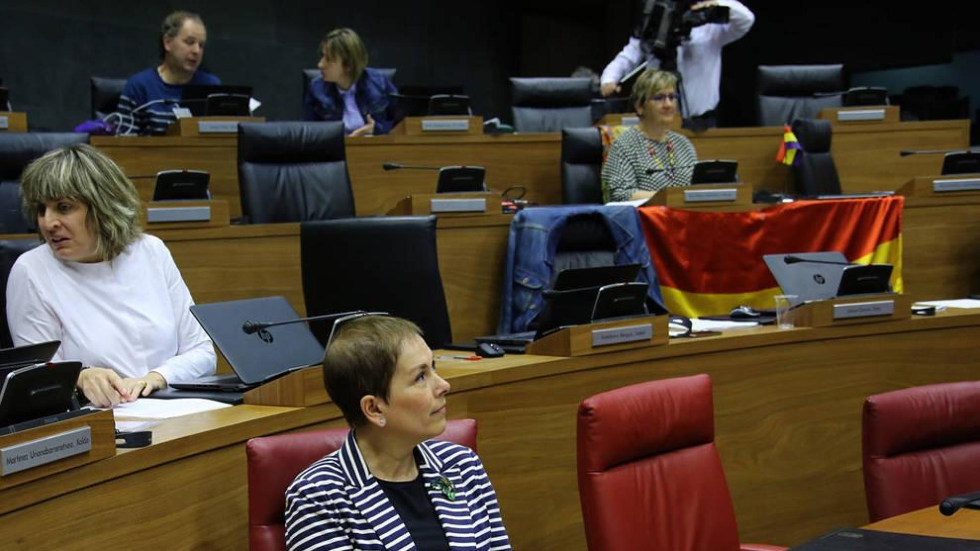 Barkos asume el “vacío legal” tras derogar la ley de Símbolos