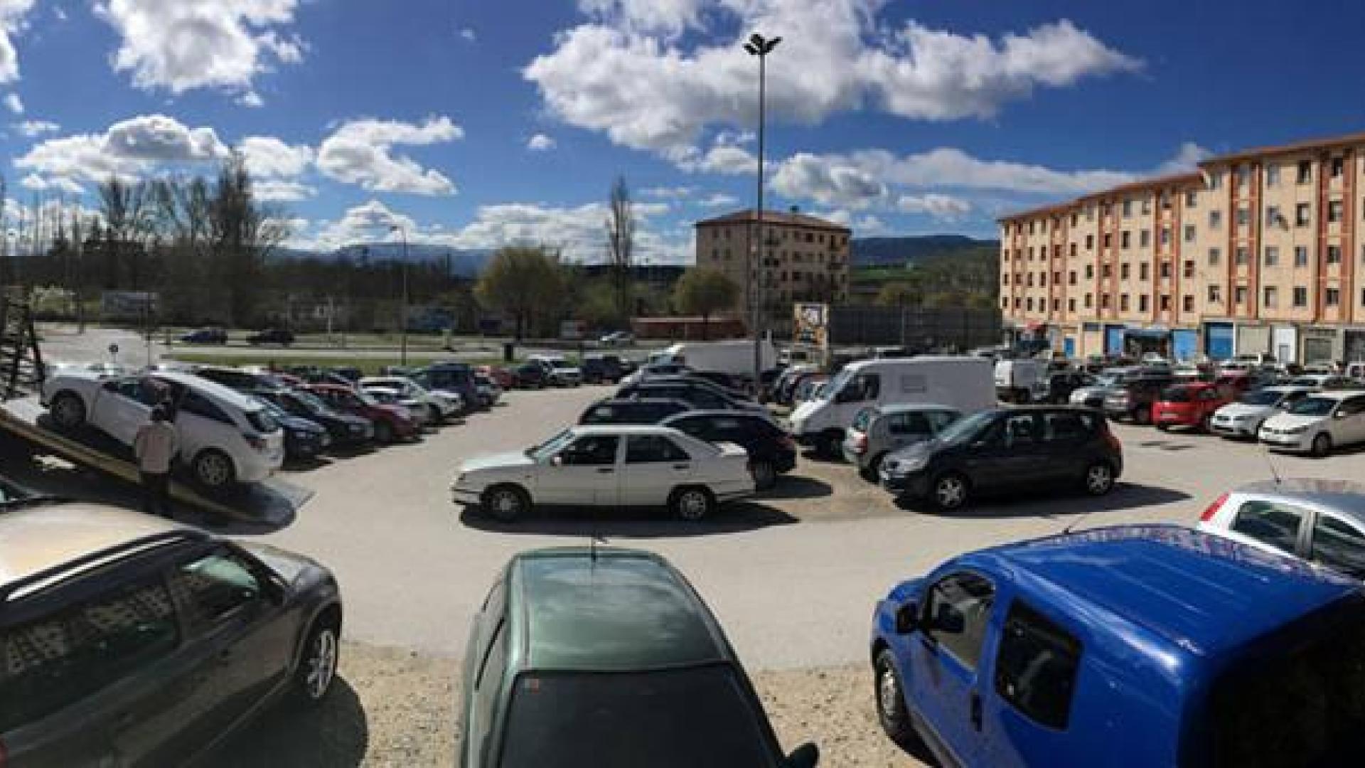 La zona azul en Pamplona está rodeada de un cinturón de parkings gratuitos en torno a al núcleo de aparcamiento regulado.