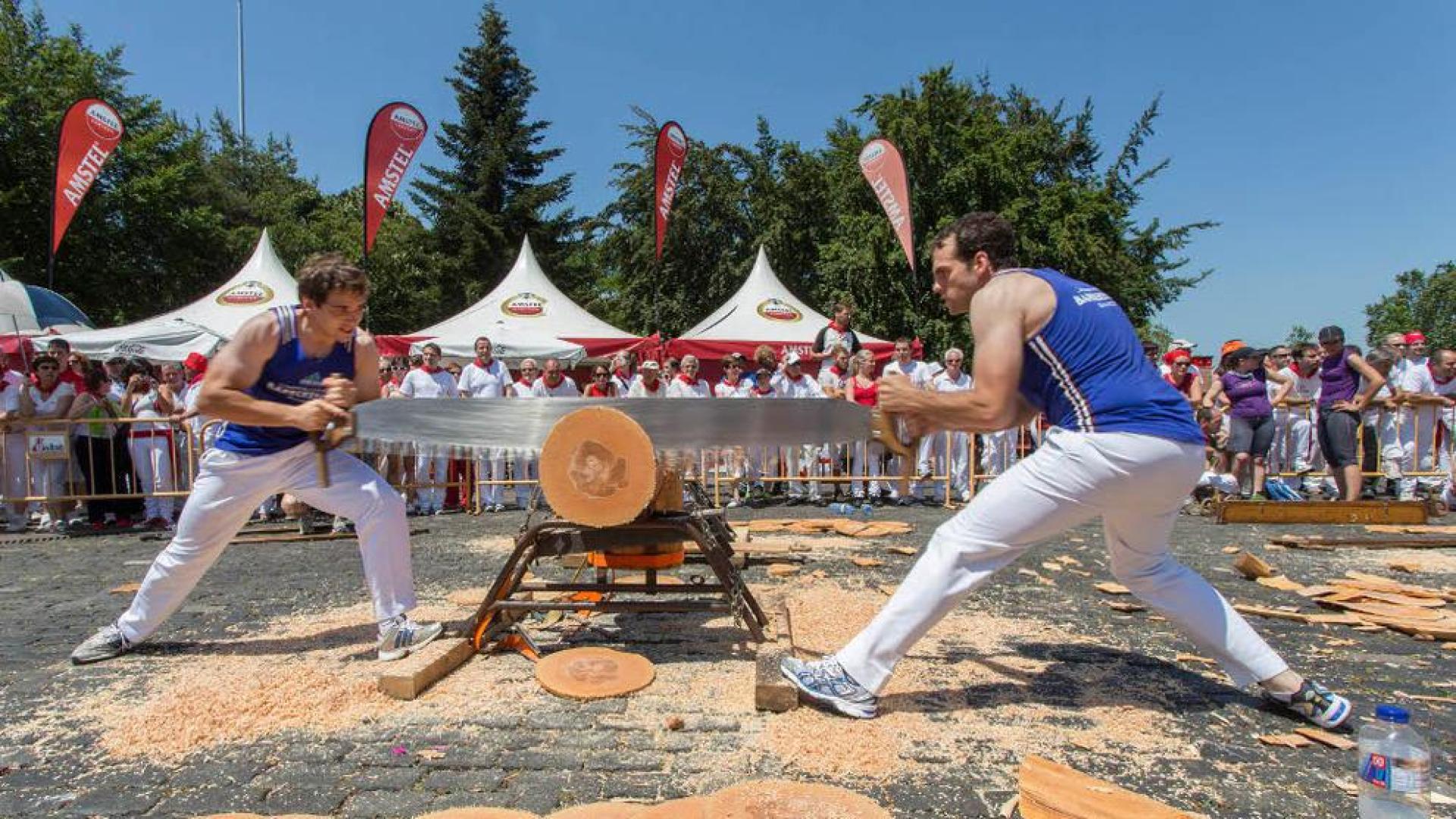 Tronza y aizkora en la Plaza de los Fueros