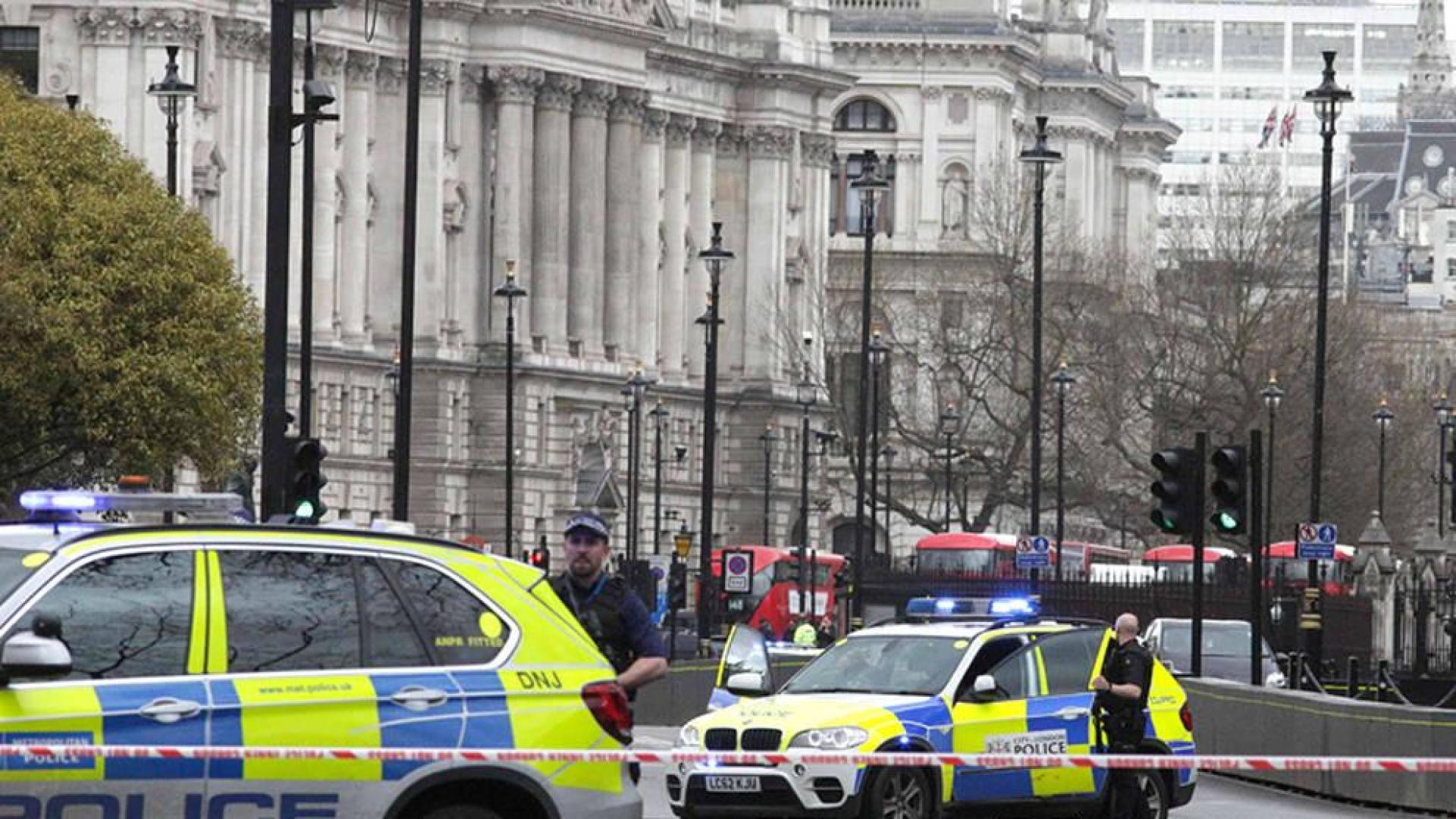 Al menos una decena de personas han resultado heridas en el puente de Westminster, junto al Parlamento británico, después de que se hayan escuchado lo que podrían haber sido disparos en la zona.