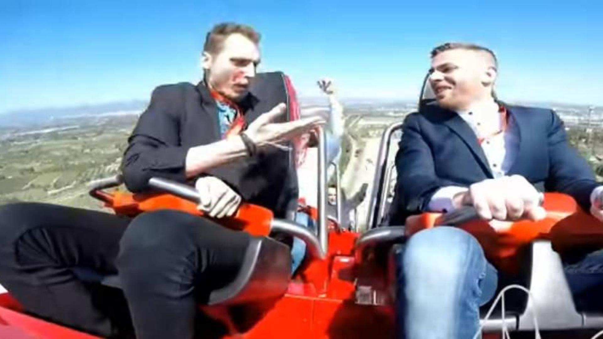 Una paloma se estampa en la cara de un hombre en una atracción de Ferrari Land