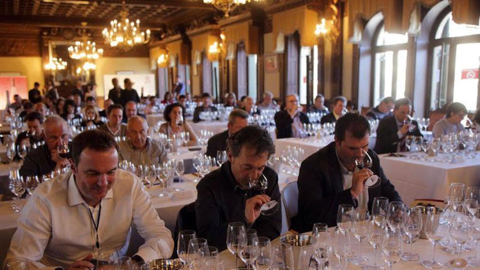 Momento de la cata de vinos descatalogados (que ya no están a la venta) de la Colección 125 de Chivite, en el Nuevo Casino.
