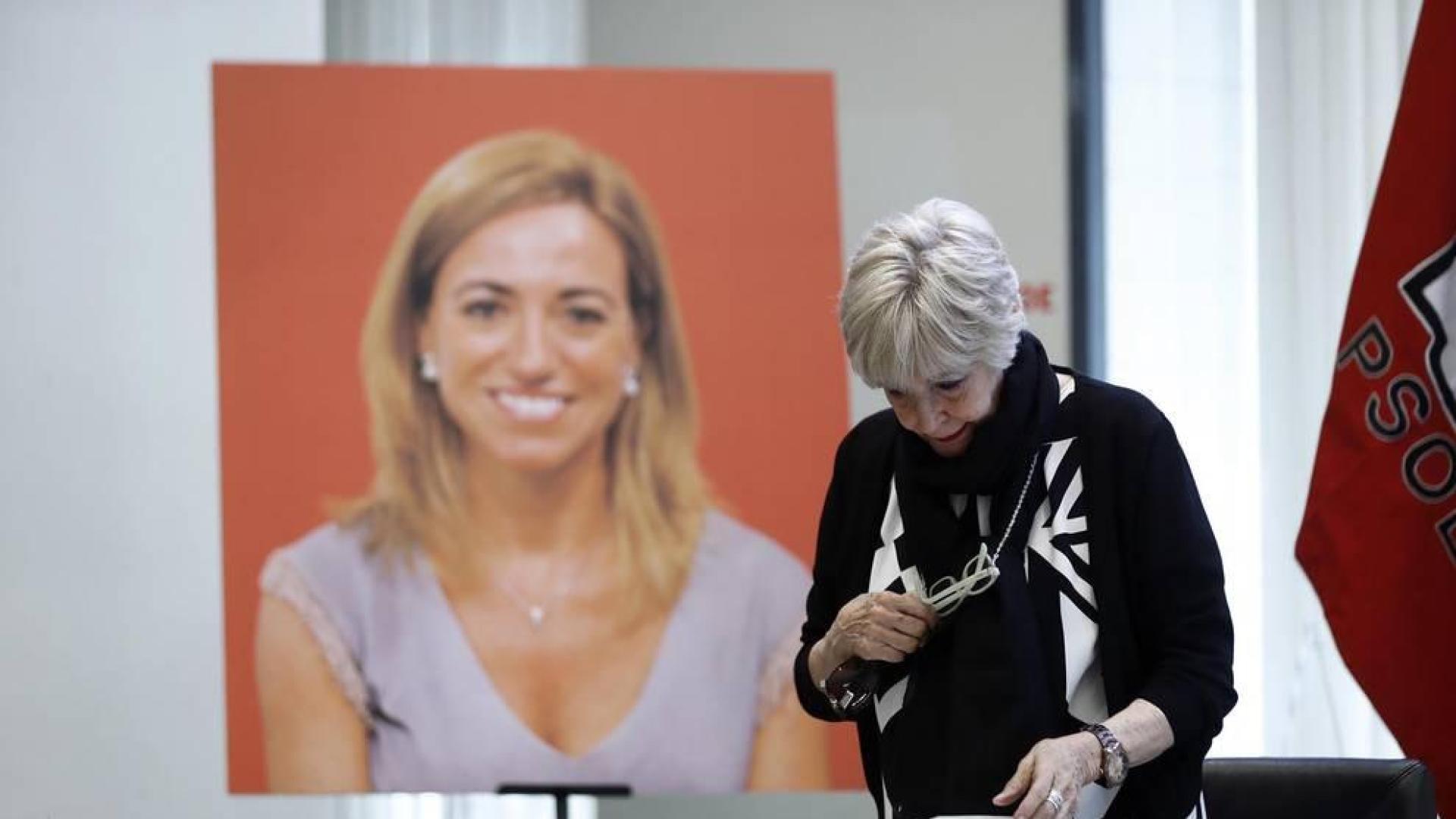 Políticos y militantes han acudido a la sede del PSOE para despedir a Carme Chacón