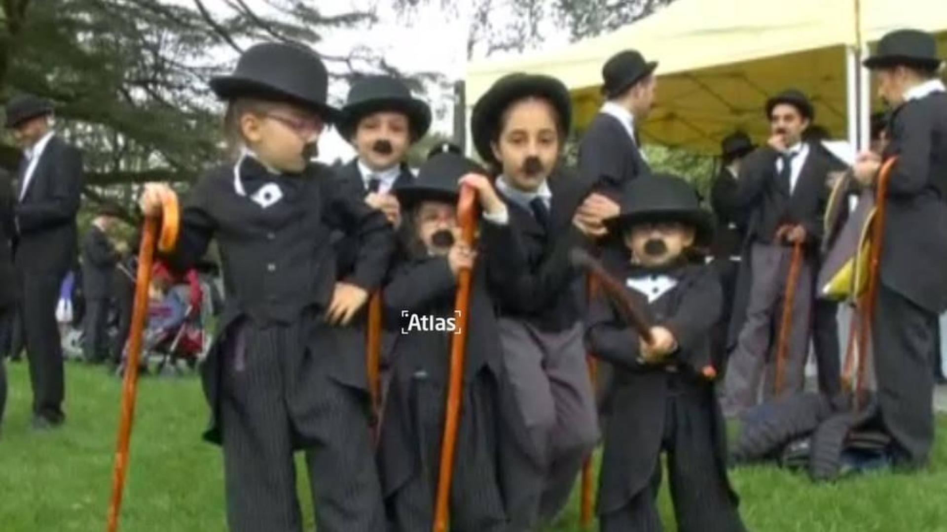 600 personas se disfrazan de Charles Chaplin para celebrar su 128 cumpleaños