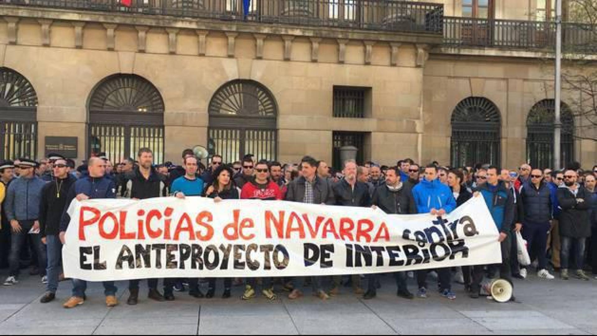Quinientos policías claman contra la ley del Gobierno foral
