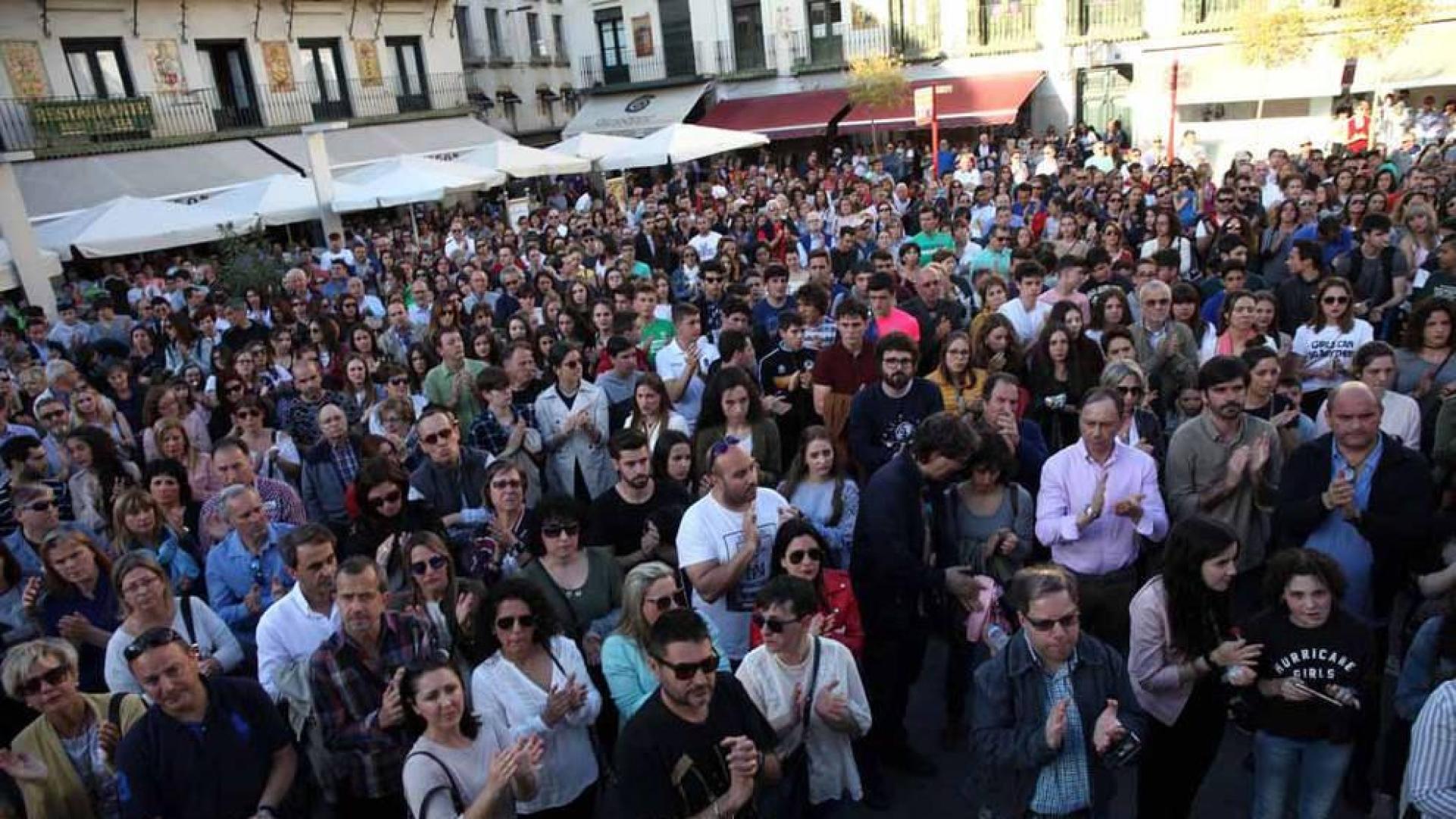 Imágenes de la concentración en la plaza de los Fueros de Tudela en protesta por el atropello múltiple en el día del Ángel