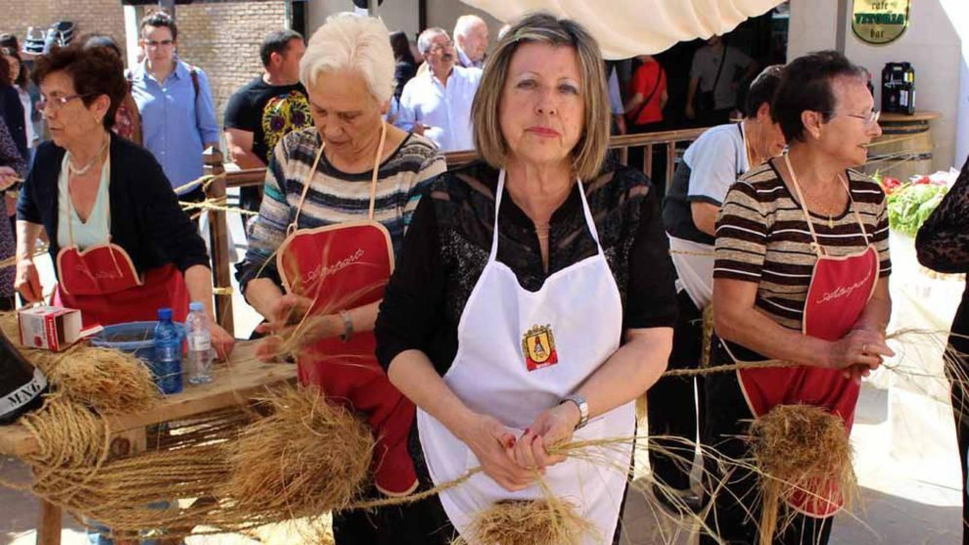 La plaza de la Diputación de Sesma se llenó este domingo con más de 2.000 visitantes que se acercaron para  saber de la historia espartera de la localidad  través de Artesparto.