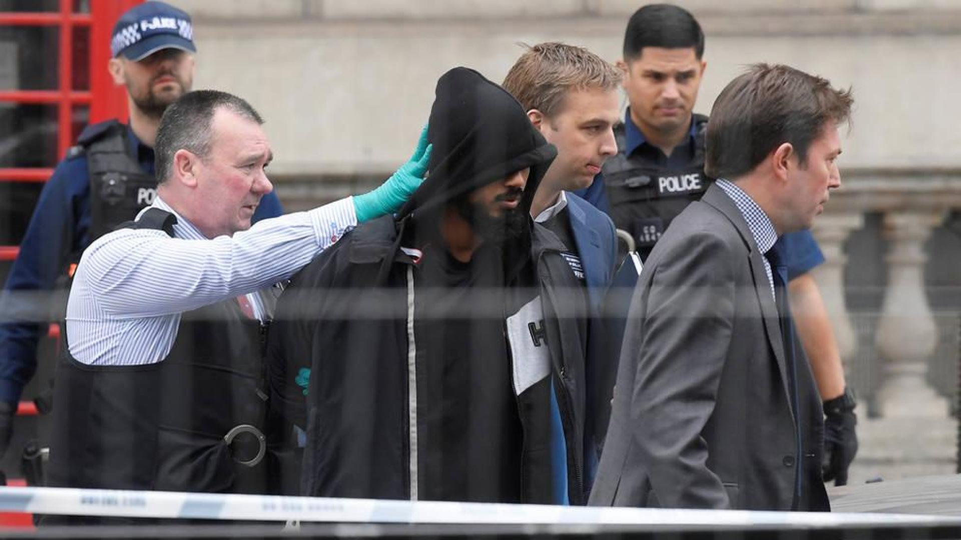 Momento de la detención en el barrio londinense de Westminster, cerca del Parlamento británico.