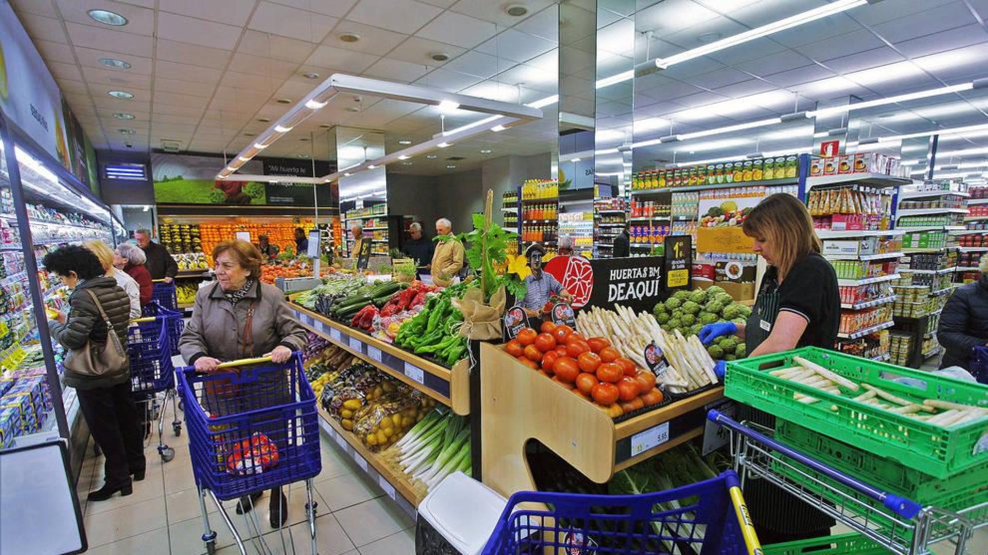 Interior del supermercado BM en la inauguración ayer en la calle Olite.