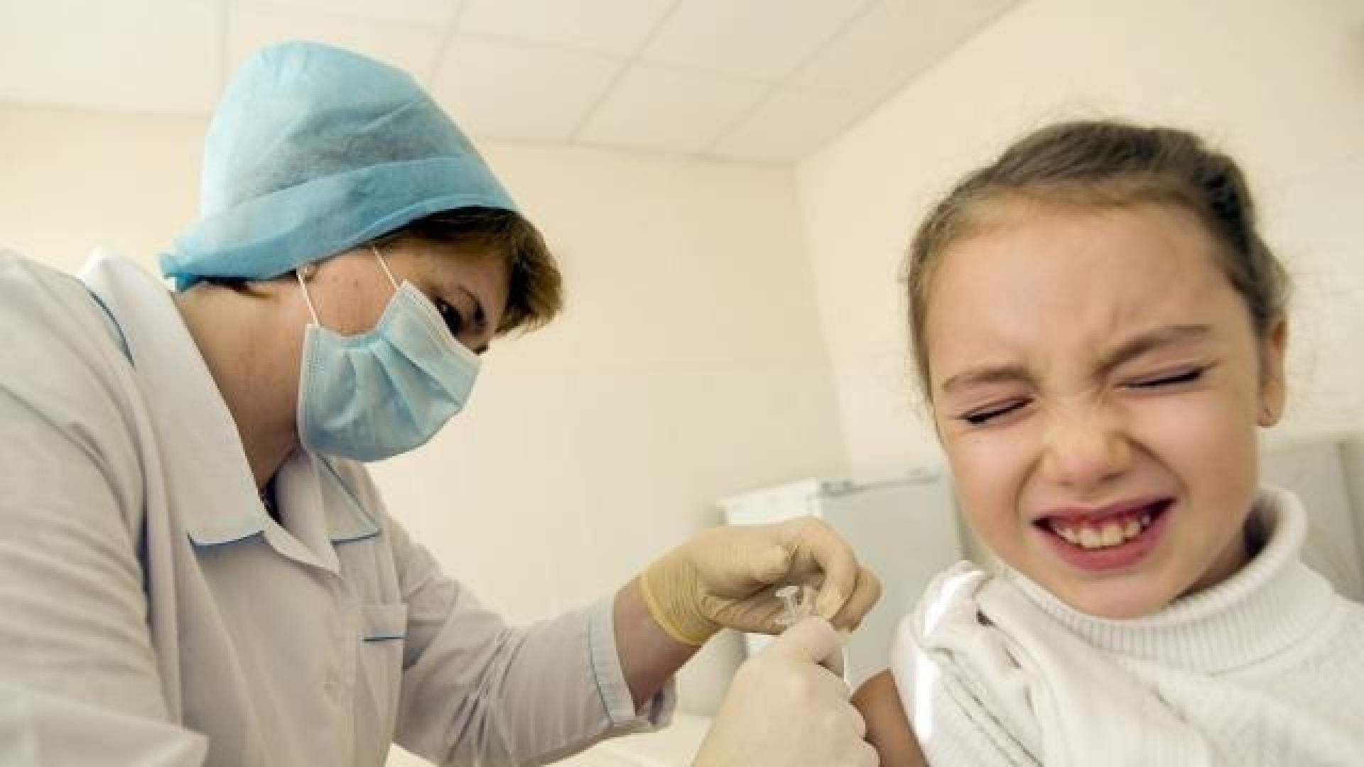 Una enfermera administra una vacuna. DN