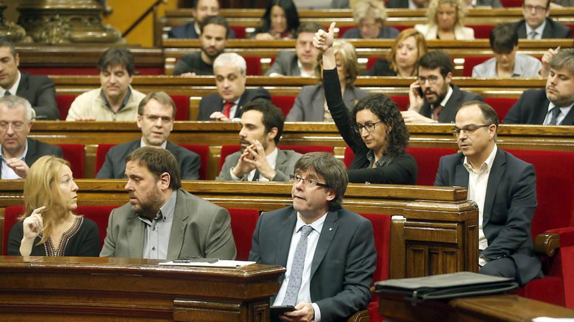 El Parlament aprueba la moción rupturista con duras críticas de la oposición